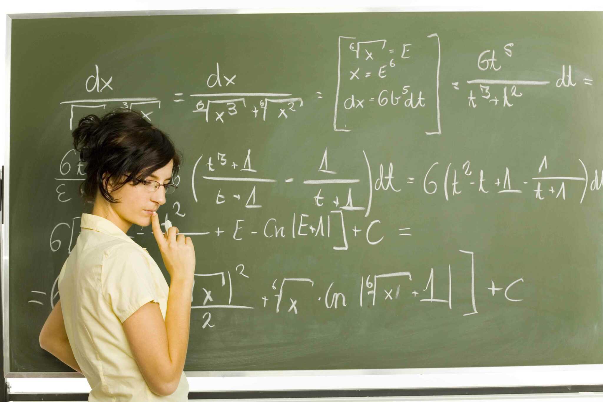 Тысяча урок математики. Заработная плата учителя в 2021 году. Высшая математика на доске. Картинки для математики. Зарплата учителя.